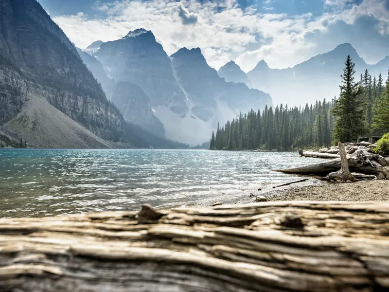 Der Westen Kanadas ist ein echtes Naturabenteuer! Ihre Studienreise führt von Calgary durch die Rocky Mountains in den Norden von British Columbia und nach Vancouver Island. Die großartige Bergwelt am smaragdgrünen Moraine Lake in den Rocky Mountains in Westkanada lässt niemanden unberührt.
