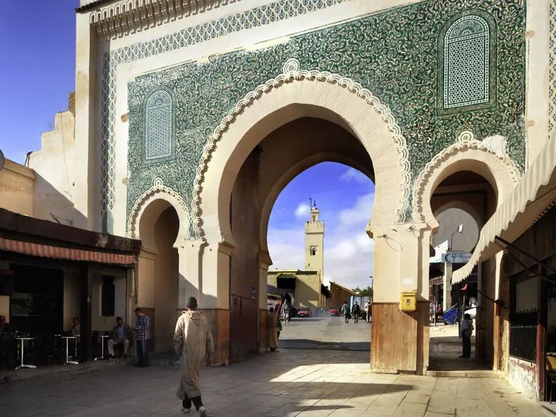 Auf der Studienreise zu den Höhepunkten Marokkos steht auch die Königsstadt Fes auf dem Programm. Die Altstadt von Fes gilt als die schönste und ursprünglichste des Landes. Man betritt sie zum Beispiel durch das imposante Stadttor Bab Boujeloud.