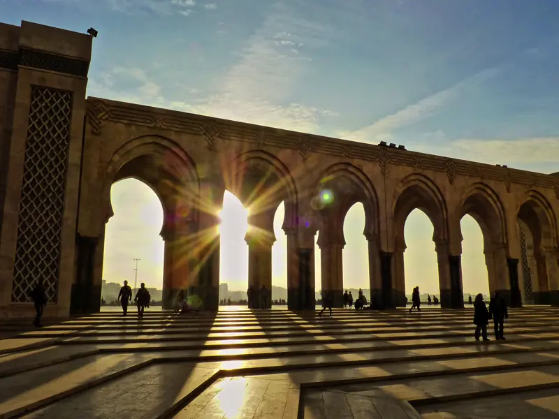 Ein Höhepunkt auf Ihrer Studienreise durch Marokko: die riesige Hassan-II-Moschee in Casablanca. Das Geschenk des Königs an sein Volk ist eines der größten muslimischen Gotteshäuser der Welt.