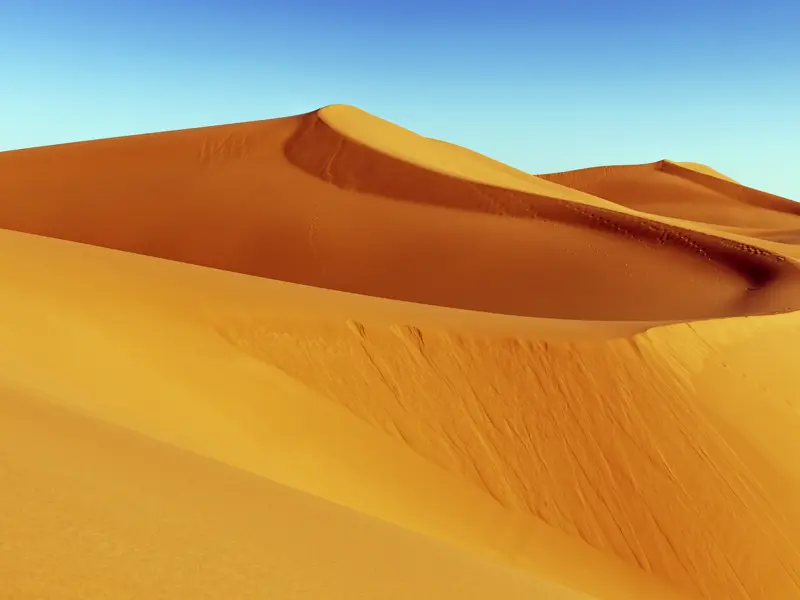 Einer der Höhepunkte dieser Studienreise nach Marokko ist der Besuch bei den Sanddünen des Erg Chebbi bei Merzouga. Ganz besonders wird das Erlebnis Wüste bei der Übernachtung in einem Kasbah-Hotel unmittelbar am Rande der Wüste. Erleben Sie den Sonnenauf- und Untergang und den unvergleichlichen Sternenhimmel.