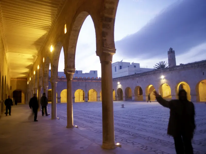 Auf unserer Rundreise durch Tunesien führt Sie Ihr Studiosus-Reiseleiter auch in den Innenhof der Großen Moschee von Sousse.
