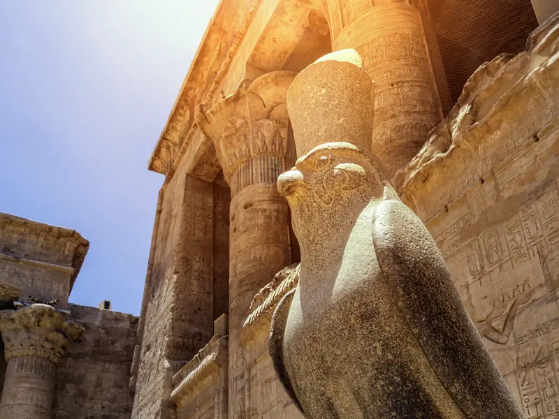 In Edfu stehen wir bei unserer KlassikStudienreise schließlich vor einem der besterhaltenen Tempel Ägyptens, dem Heiligtum des Falkengottes Horus mit seinem Sonnenauge.