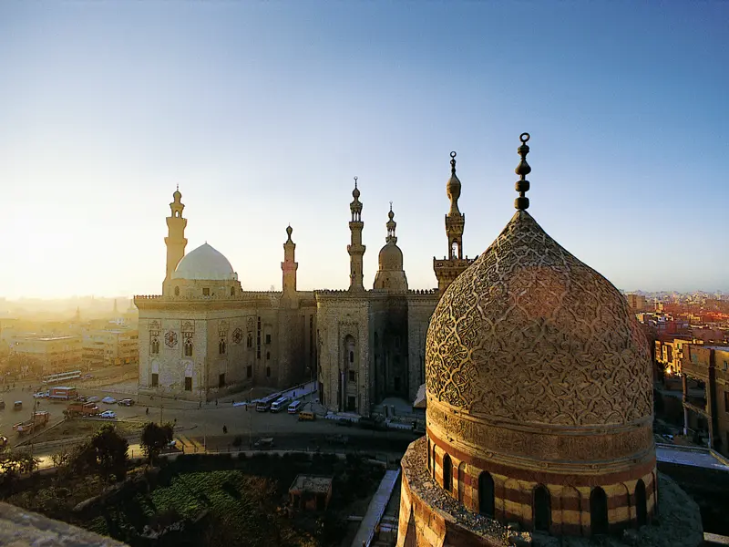 Auf unserer Kreuzfahrt-Studienreise Ägypten - Kairo, Nil und Nassersee kommen wir während unserer Stadtrundfahrt in Kairo auch an der Sultan-Hassan-Moschee vorbei.