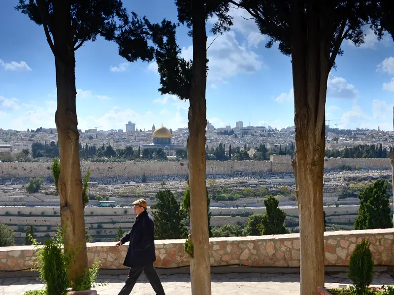 Unsere einwöchige Studienreise durch Israel zeigt Ihnen das Heilige Land in all seinen faszinierenden Facetten. Besuchen Sie während Ihres dreitägigen Aufenthalts in Jerusalem den Ölberg, nehmen Sie sich Zeit und lassen Sie die Aussicht auf die Stadt auf sich wirken.