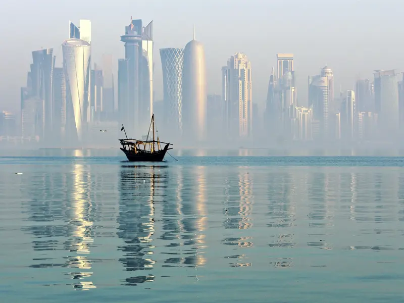 Selbstbewusst stellt die Hauptstadt Katars ihren Reichtum aus: ultramoderne Architektur, wohin das Auge blickt. Während unserer umfassenden Studienreise auf der arabischen Halbinsel, die in Katar endet, bekommen Sie auch diesen Aspekt zu Gesicht.