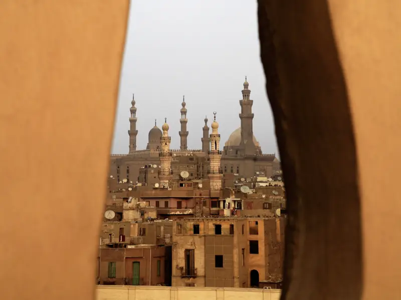 Bei unserer Studienreise nach Ägypten empfängt uns auf einer Anhöhe die mächtige Zitadelle von Saladin. Der Panoramablick über Kairo ist spektakulär.