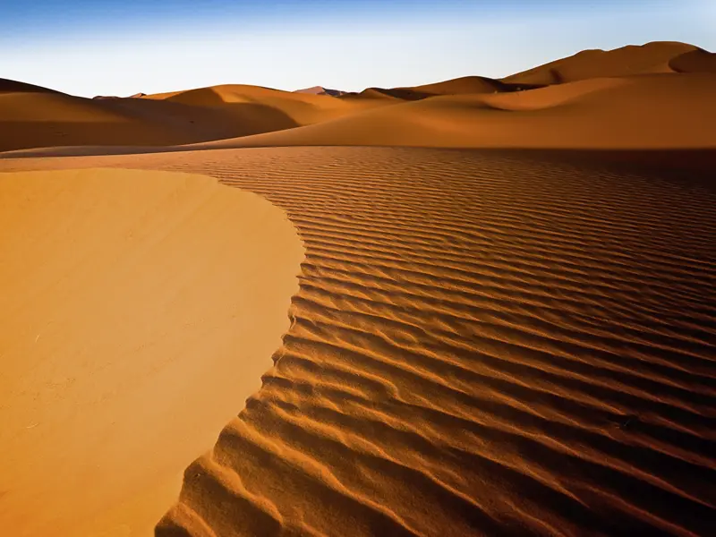 Die Sanddünen des Erg Chebbi bei Merzouga sind Teil unserer 15-tägigen Studienreise mit Muße durch Marokko. Hier haben Sie die Möglichkeit, den Sonnenuntergang direkt in der Wüste zu erleben.