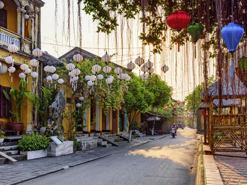 Bei einem Spaziergang durch die Altstadt von Hoi An (UNESCO-Welterbe) während unserer Studienreise durch Indochina erinnern alte Kaufmannshäuser an die glorreiche Vergangenheit der Hafenstadt.