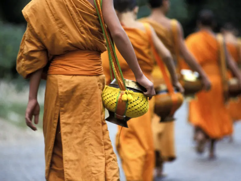 Der Almosengang gehört zum täglichen Leben der buddhistischen Mönche in Südostasien. In Luang Prabang in Laos können Sie ihn auf unserer umfassenden Studienreise durch Indochina beobachten.