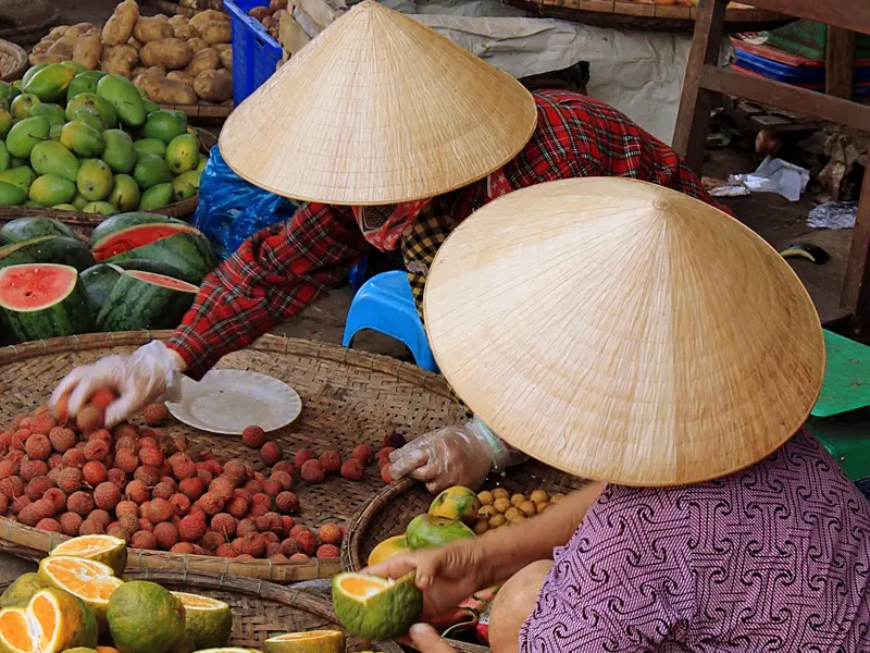 Besuchen Sie auf unserer Studienreise einen der vielen Märkte in Vietnam! Hier haben die Händler allerhand anzubieten, von Früchten bis hin zu den berühmten handgefertigten vietnamesischen Strohhüten.
