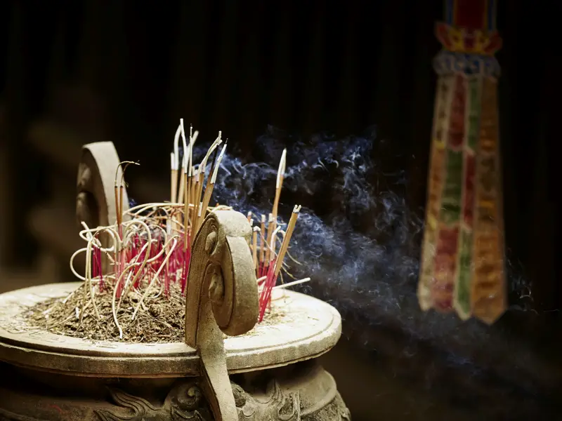 Ein Tempelbesuch darf auf unserer umfassenden Studienreise durch Vietnam nicht fehlen. Hier empfängt Sie der Duft von Räucherstäbchen.