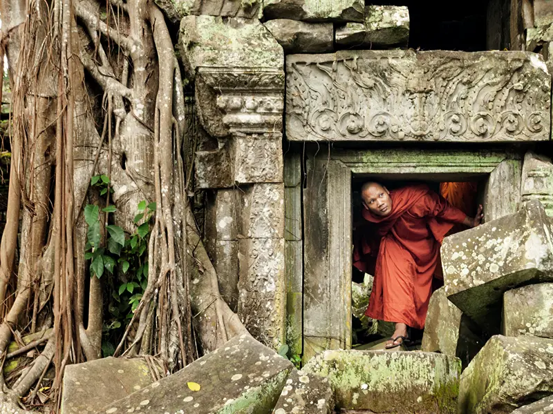Auf dieser 18-tägigen Studienreise lernen wir  in Thailand, Laos und Kambodscha die Khmerkultur kennen. Verwittert ragen die Türme des Ta-Prohm-Tempels vor uns aus dem Dschungel. Würgefeigen haben ihn fotogen im Griff - kein Wunder, dass Hollywood ihn als Kulisse entdeckte.
