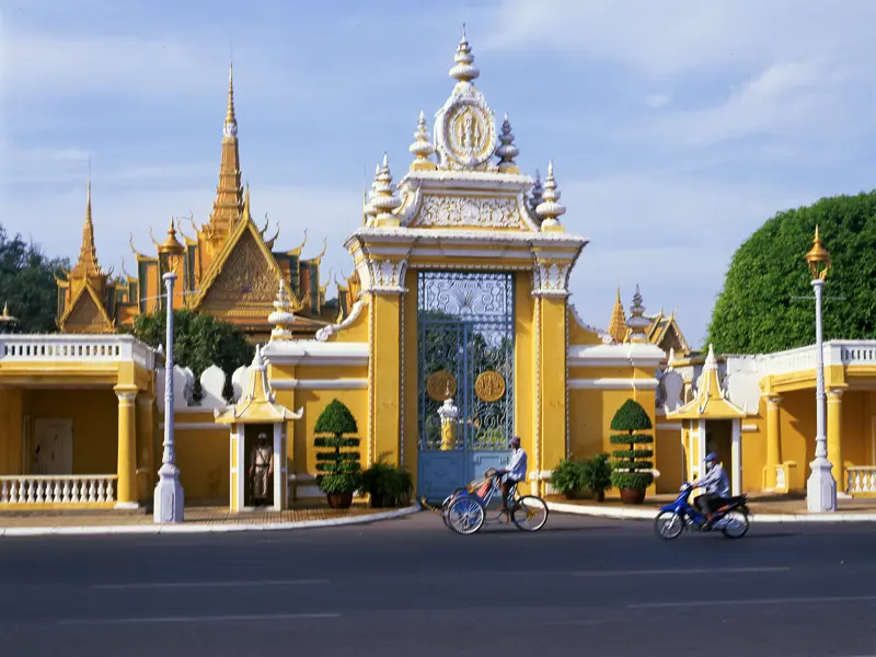 Viele Entdeckungen auf unserer 18-tägigen Studienreise durch Kambodscha, Laos und Thailand auch in Phnom Penh: Im Königspalast mit seinen pagodenartigen Dächern residiert König Norodom Sihamoni in glamourösem Ambiente: Dächer, Tempelschmuck und Geschmeide - hier ist alles Gold, was glänzt. Wir schauen hinter die Palastkulissen und nebenan in der Silberpagode dem diamantengeschmückten Buddha tief in die Augen.