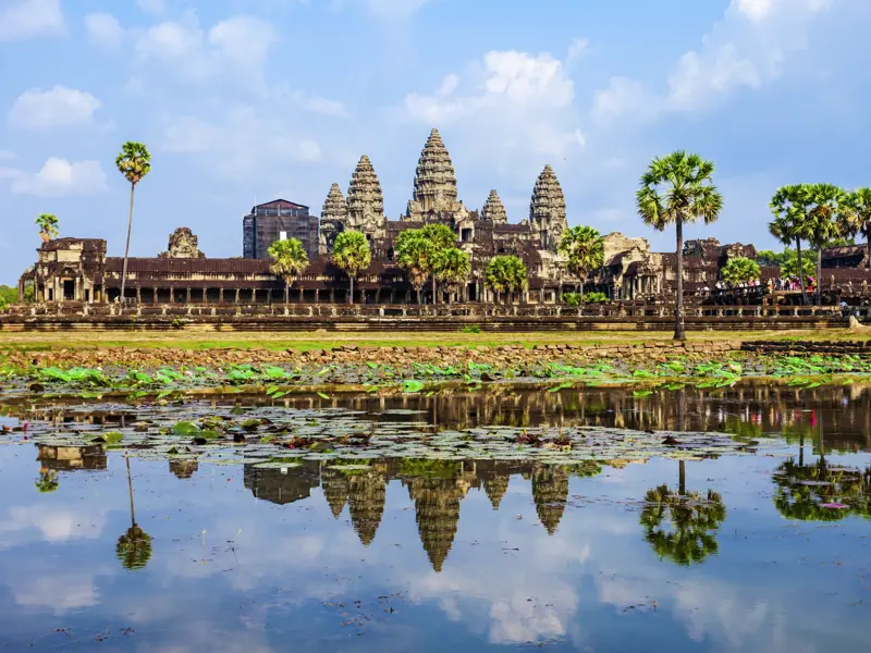 Schon bald liegt es vor uns, das größte sakrale Bauwerk der Erde: Angkor Wat. Über Jahrhunderte eiferten die kambodschanischen Steinmetze an der Sandsteinpyramide um die Meisterschaft und meißelten ihre Heldenepen so unfassbar schön in den Stein - wir stehen auf unserer Studienreise durch Vietnam und Kambodscha stumm mit aufgerissenen Augen.
