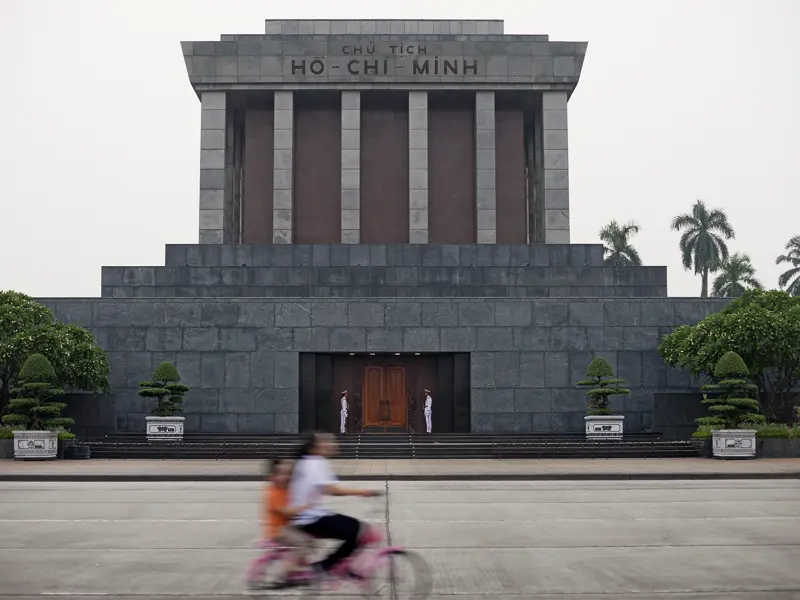 Unsere umfassende Studienreise durch Vietnam und Kambodscha führt natürlich auch nach Hanoi, wo sich das Ho-Chi-Minh-Mausoleum befindet. Überall im Land wird der Revolutionsführer und Präsident sehr verehrt.