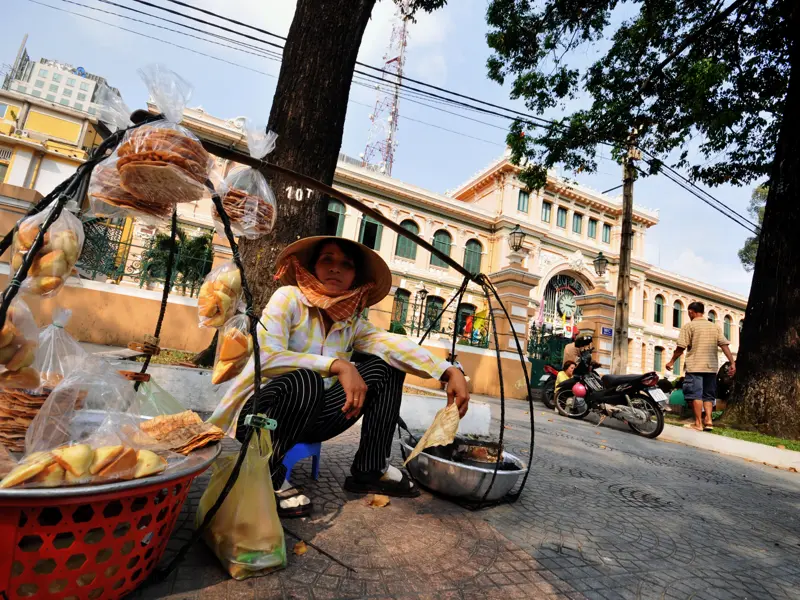 Wir erleben auf unserer umfassenden 18-tägigen Studienreise durch Vietnam und Kambodscha die Atmosphäre in den Straßen von Saigon, wo zahlreiche Straßenhändler ihre Waren anbieten.