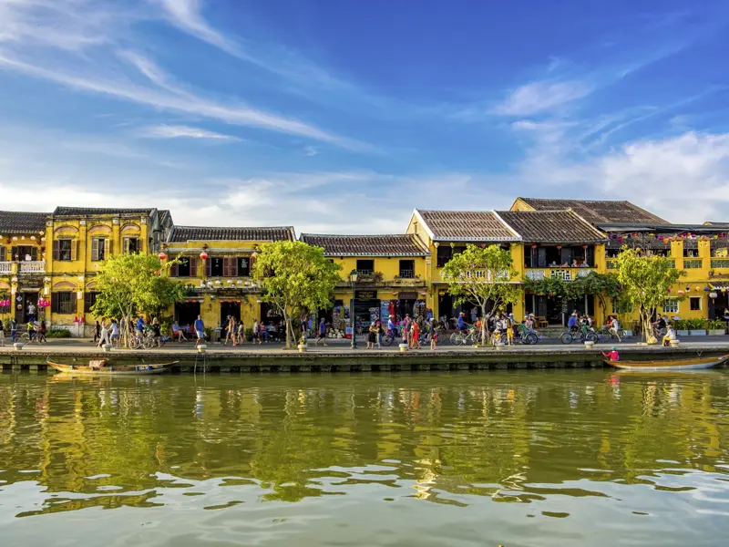 Die kulturellen Höhepunkte von Vietnam und Kambodscha stehen bei dieser Studienreise im Fokus. Bei einem Spaziergang durch die Altstadt von Hoi An (UNESCO-Welterbe) erinnern alte Kaufmannshäuser an die glorreiche Vergangenheit der Hafenstadt.
