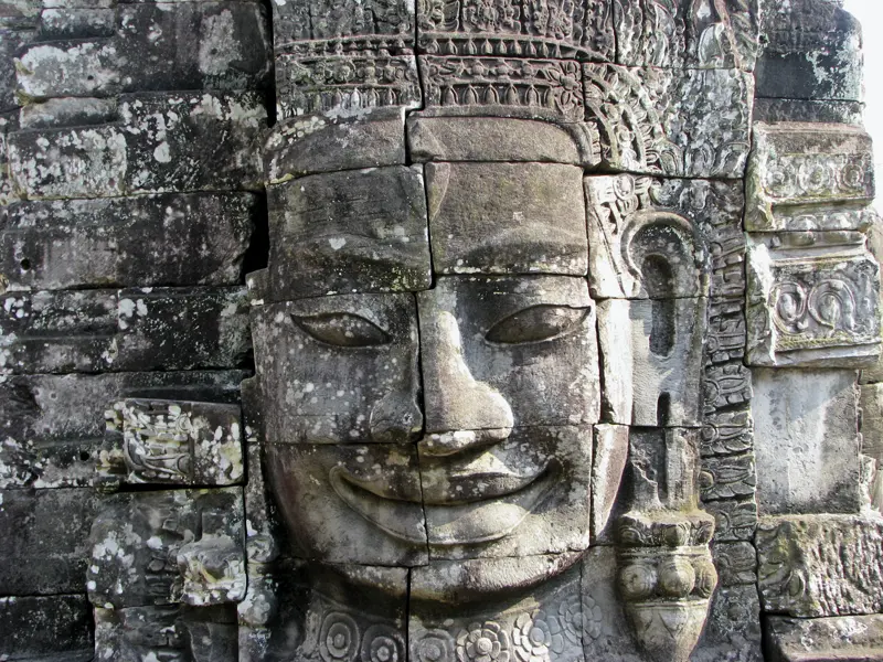 Ein Höhepunkt Ihrer Rundreise durch Indochina ist der Besuch von Angkor Wat, wo Sie am Bayon-Tempel steinerne Gesichter geheimnisvoll anlächeln.