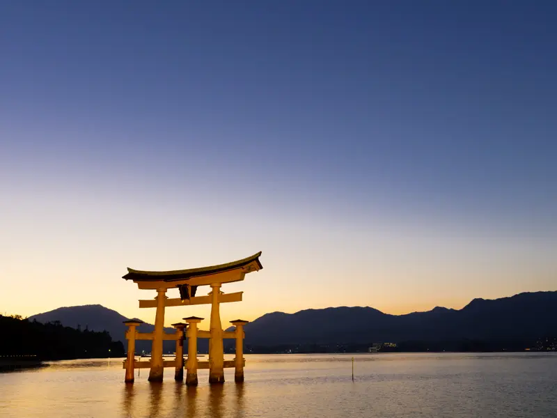 Eines der abschließenden Highlights dieser Studienreise durch Japan ist der Besuch der Insel Miyajima vor Hiroshima, deren Wahrzeichen das bei Flut im Meer stehende, leuchtend rote Torii des Itsukushima-Schreins ist.