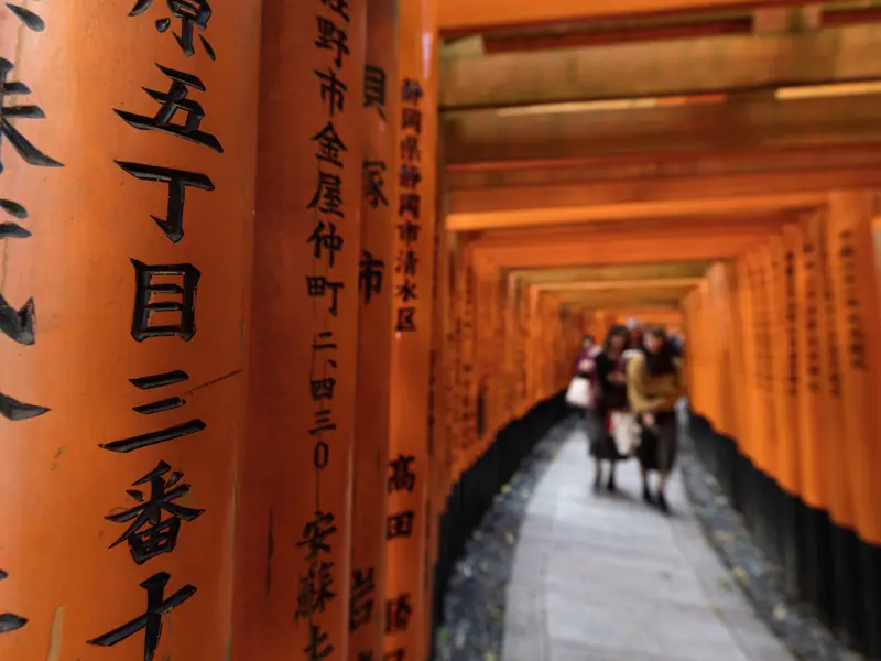 Auf Wunsch können Sie auf dieser Rundreise durch Japan in Kyoto den herrlichen Fushimi-Inari-Schrein mit seinen langen Torii-Gängen besuchen