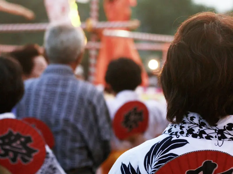 In Japan pflegen die Menschen ihre Traditionen, so auch das Tragen von Yukatas; Wir erleben es auf unserer Studienreise durch Japan.