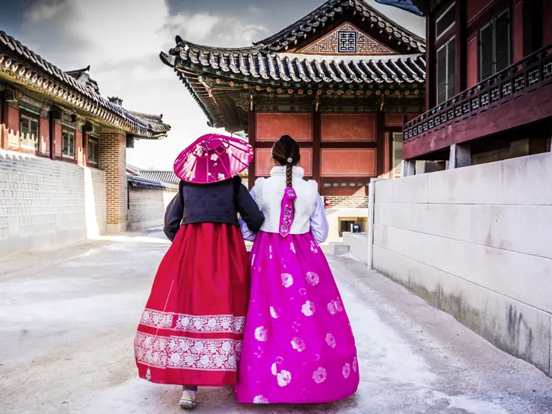 Besonders beliebt bei den Südkoreandern: Traditionelle Kleidung mieten und dann zum Foto-Shooting in eine der Palastanlagen von Seoul.