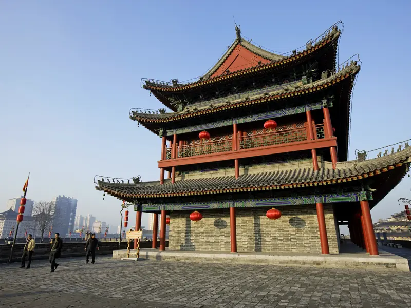 Auf unserer Studiereise durch China erleben wir in Xian das multikulturelle Flair der legendären Seidenstraße, die hier begann. Die gesamte Altstadt ist von einer Stadtmauer mit imposanten Wachtürmen umgeben. Man kann auf ihr spazieren gehen und genießt dabei tolle Ausblicke.