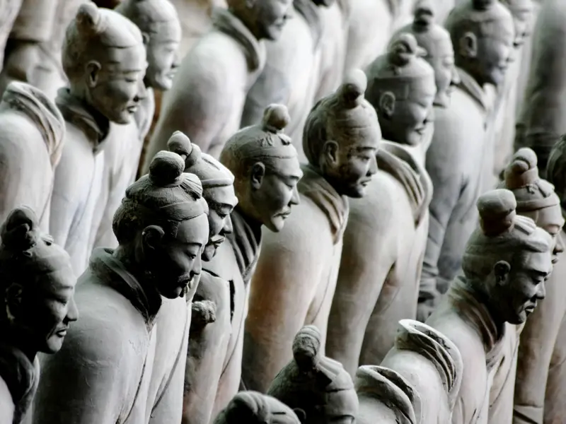 Bei Xian steht die berühmte Terrakotta-Armee vor uns stramm, die seit mehr als 2000 Jahren das Grab des ersten chinesischen Kaisers bewacht ¿ ein Highlight unserer Studiosus-Reise durch China.