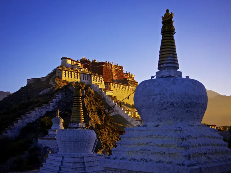 Unsere Reise durch Tibet und Nepal führt uns nach Lhasa mit dem Potala-Palast, dem einstigen Wohnort des Dalai Lama. Die einzigartige Atmosphäre in seinem Inneren und die Ausblicke auf die tibetische Hauptstadt von oben beeindrucken.