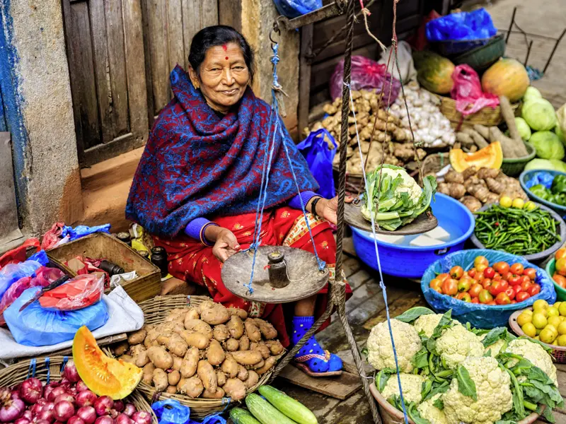 Auf dieser 17-tägigen Studienreise in die Länder des Himalayas finden wir auch Zeit, auf den üppigen Märkten im Kathmandutal das Lokalkolorit zu genießen.