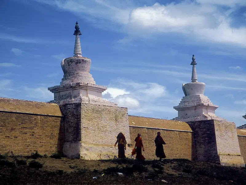 Unsere Expeditionsreise in die Mongolei führt auch in das historische Karakorum, einst Sitz von Dschingis Khan. Wir entdecken hinter den mächtigen Mauern, was davon übrig geblieben ist.