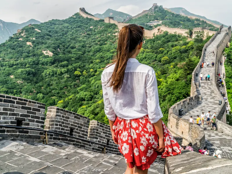 Auf Ihrer Rundreise durch China machen Sie einen Ausflug zur Großen Mauer und erkunden einen restaurierten Abschnitt.