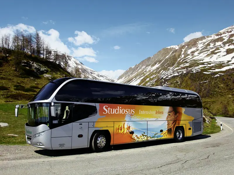 Gute drei Wochen ist der Komfortbus tagsüber Ihr sicheres Zuhause auf dieser Rundreise durch ganz Skandinavien. Er nimmt auch die Kurven vom Fjell zu den Fjorden mit Bravour.