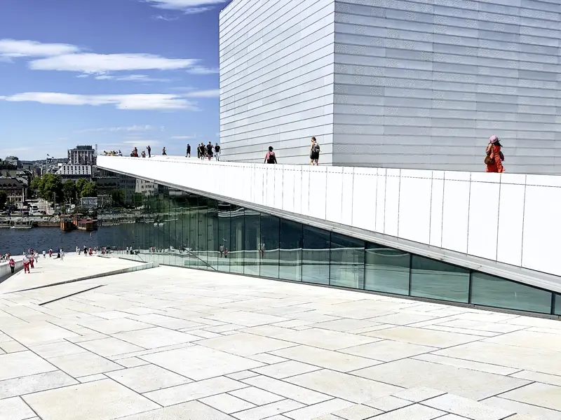 Auf unserer Studienreise zu den Metropolen Skandinaviens steigen wir gemeinsam dem Opernhaus in Oslo aufs Dach, das moderne Design des Architekturbüros Snöhetta macht es möglich.