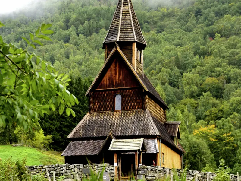 Auf unserer Wander-Studienreise Norwegen - Wandern zwischen Fjell und Fjord besuchen wir auch die oberhalb eines Fjordes gelegene Stabkirche Urnes.