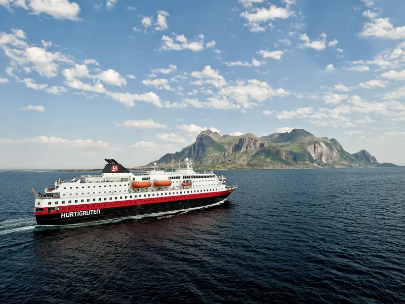 An Bord eines komfortablen Hurtigruten-Schiffes sind wir auf dieser Studienreise an Norwegens Küste unterwegs.