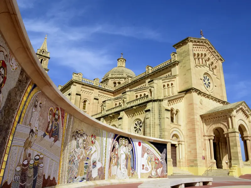 Bei einem Ausflug auf die Insel Gozo sehen wir die Wallfahrtskirche Ta Pinu mit ihren modernen Außen-Mosaiken.