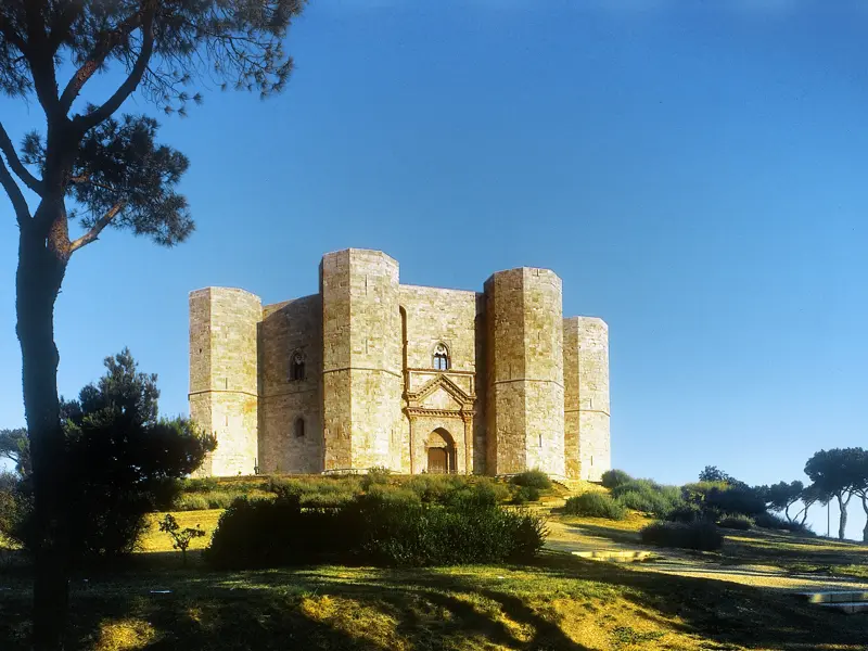 Auf unserer ausführlichen Klassik-Studienreise nach Apulien und in die Basilikata darf ein Besuch von Castel del Monte nicht fehlen.