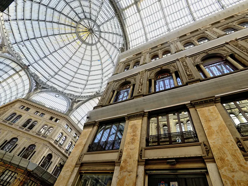 Auf unserer Studienreise nach Neapel schlendern wir auch durch die prunkvolle Einkaufspassage Galleria Umberto I mit ihrer majestätischen Glaskuppel.