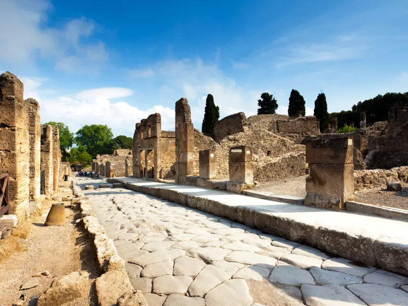 Auf unserer klassischen Studienreise zum Golf von Neapel besichtigen wir natürlich die Ruinen des vom Vesuv zerstörten Pompeji (UNESCO-Welterbe). Zwischen Säulen und Mosaiken erzählt Ihre Reiseleiterin von den letzten dramatischen Stunden, bevor die Stadt komplett ausgelöscht wurde.