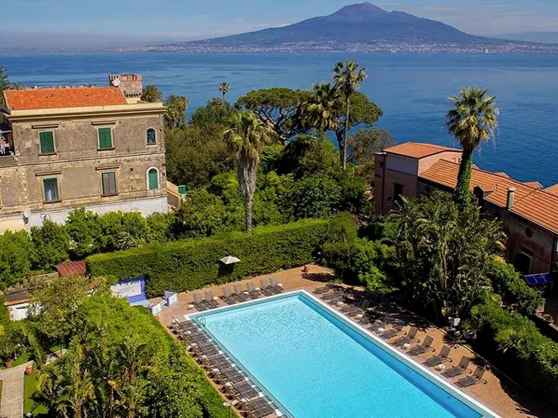 Vom Hotel Aequa in Vico Equense hat man einen schönen Blick auf den Golf von Neapel und den Vesuv