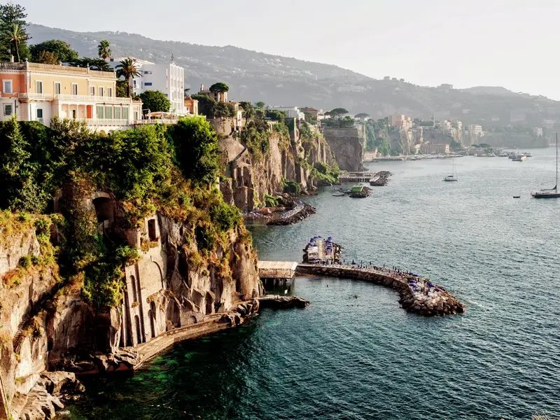 Bei unserer Studiosus-Studienreise an den Golf von Neapel schauen wir uns gemeinsam im Städtchen Sorrent um. Wer möchte, kann  noch in Sorrent shoppen, sich mit einer Granita erfrischen oder auf Richard Wagners Spuren durch die Stadt spazieren.