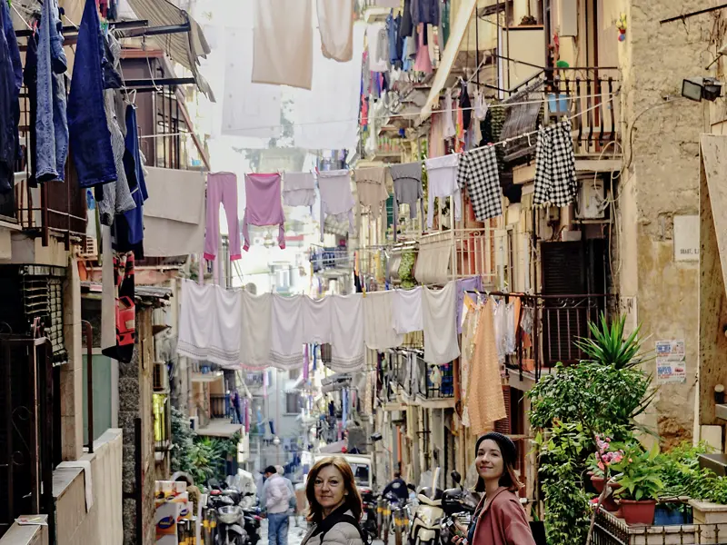Auf unserer achttägigen Studienreise zum Golf von Neapel empfängt uns die Stadt am Vesuv mit typisch italienischem Temperament: Vespas knattern durch die Straßen, über unseren Köpfen flattert die Wäsche, schicke Italienerinnen  flanieren über die Piazze der Quartieri Spagnoli, dem Spanischen Viertel.