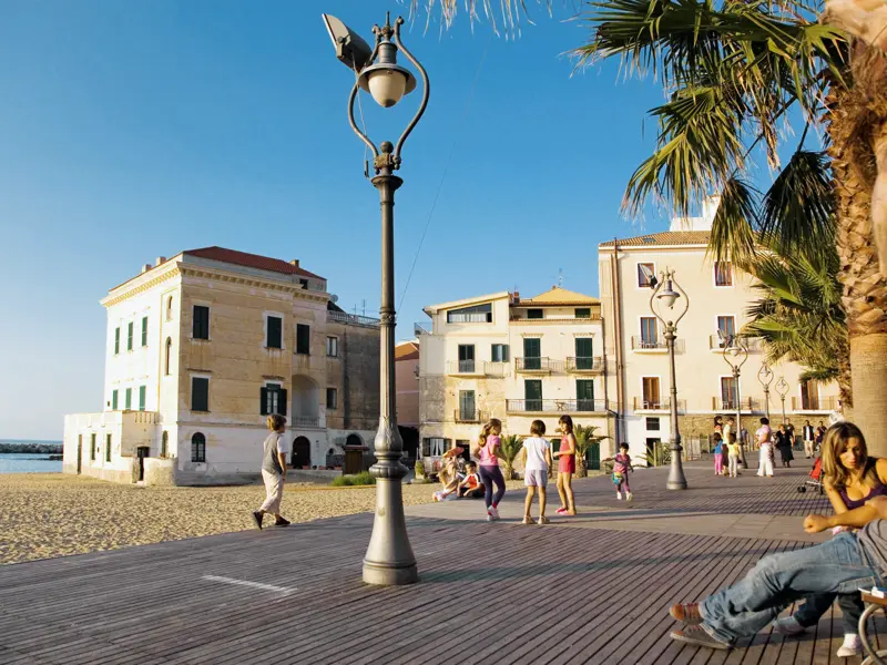 Bei unserer Italienreise an den Golf von Neapel und ins Cilento haben Sie genügend Zeit, um über die  Promenade von Santa Maria di Castellabate zu bummeln.