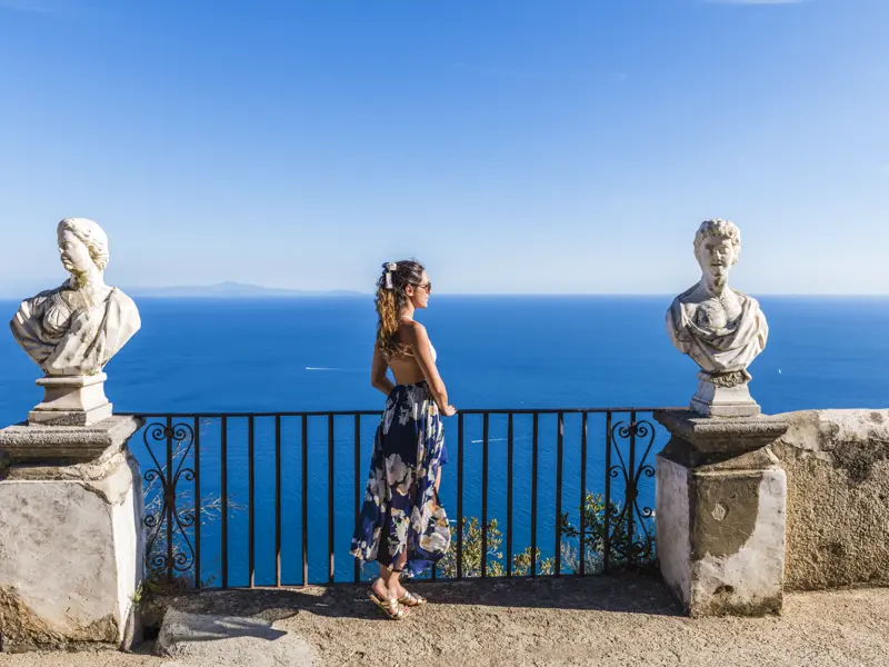 Von der Terrasse der Villa Cimbrone hat man einen wunderschönen Blick auf  das blaue Meer und die Berge des Cilentos.