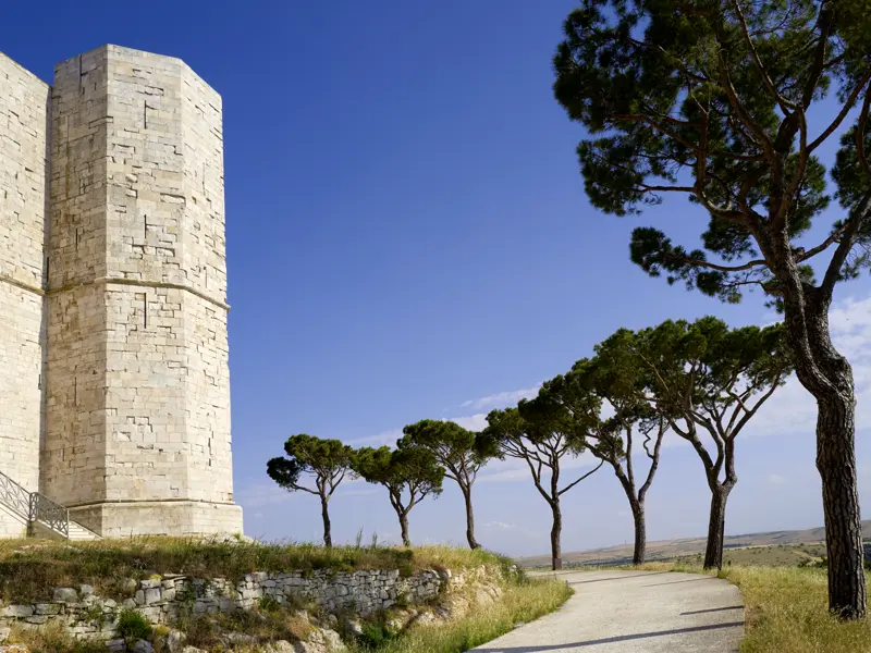 Wir nähern uns bei unserer Apulienreise einem der Höhepunkte der Reise, dem Castel del Monte, das selbstbewusst auf einem Berg thront. Warum es der Stauferkaiser Friedrich II. errichten ließ und was er mit der achteckigen Form sagen wollte, beflügelt seit Jahrhunderten die Fantasie.