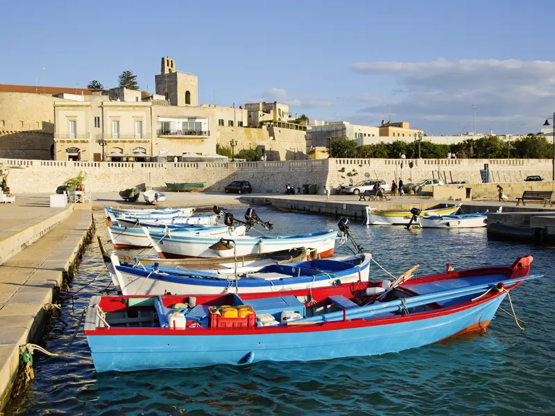 Die Straße von Otranto war schon in der Antike eine strategische Verkehrsader. Der einst bedeutende Hafen der Stadt Otranto  ist nun einer Idylle gewichen, in der bunte kleine Fischerboote schaukeln.