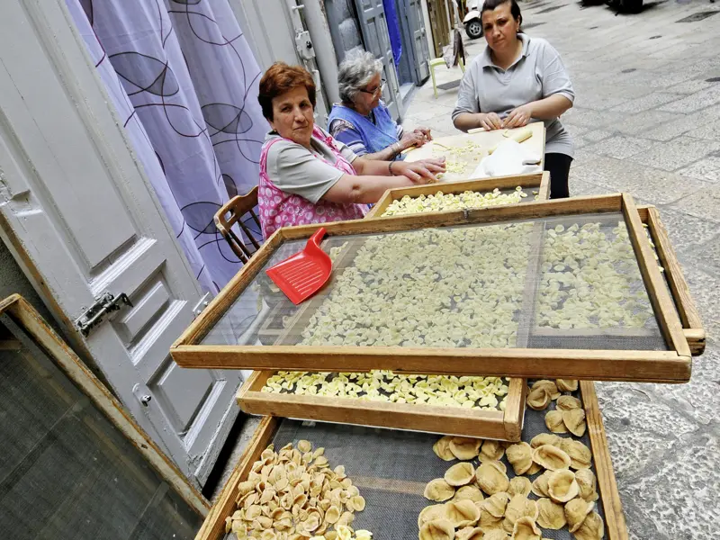 Auf unserer umfassenden Studienreise durch Apulien lassen wir kaum eine Gelegenheit aus, die unterschiedlichen italienischen Pastavarianten zu probieren, die oft noch in Handarbeit hergestellt werden.