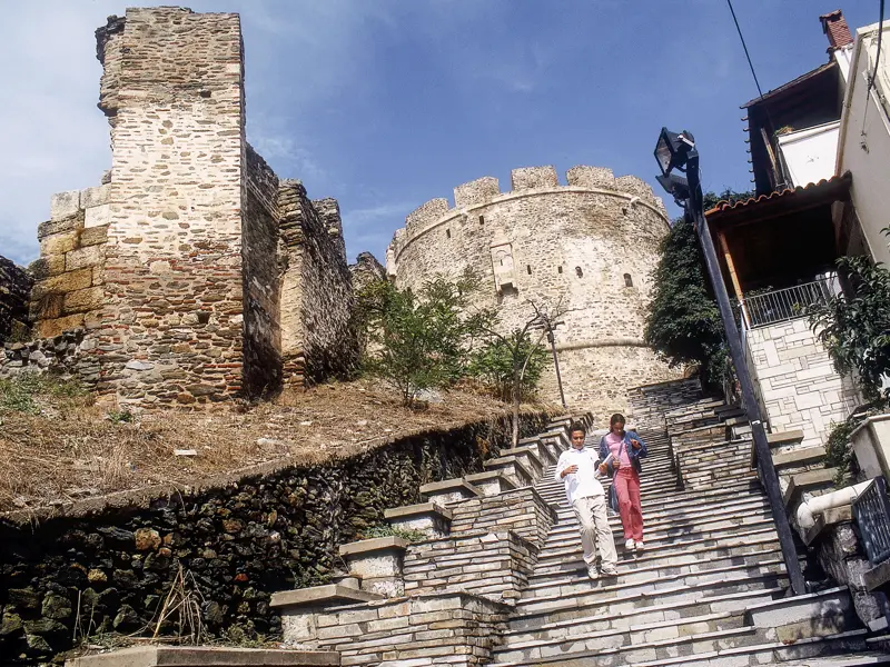 Unsere Studienreise nach Nordgriechenland startet in Thessaloniki, wo wir hoch oben auf der Zitadelle und beim Spaziergang an der alten Stadtmauer entlang Ausblicke zum Verlieben sammeln.