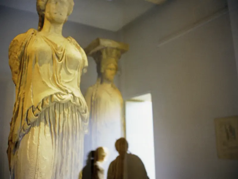 Auf unserer klassischen Studienreise nach Griechenland ist unsere erste Station Athen. Dort wohnen wir in der Nähe der Akropolis.